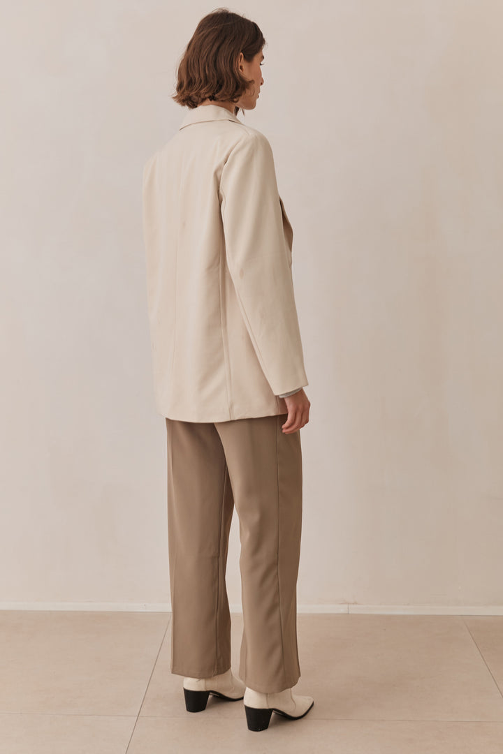 בלייזר מחויט אוברסייז רומי | בז׳