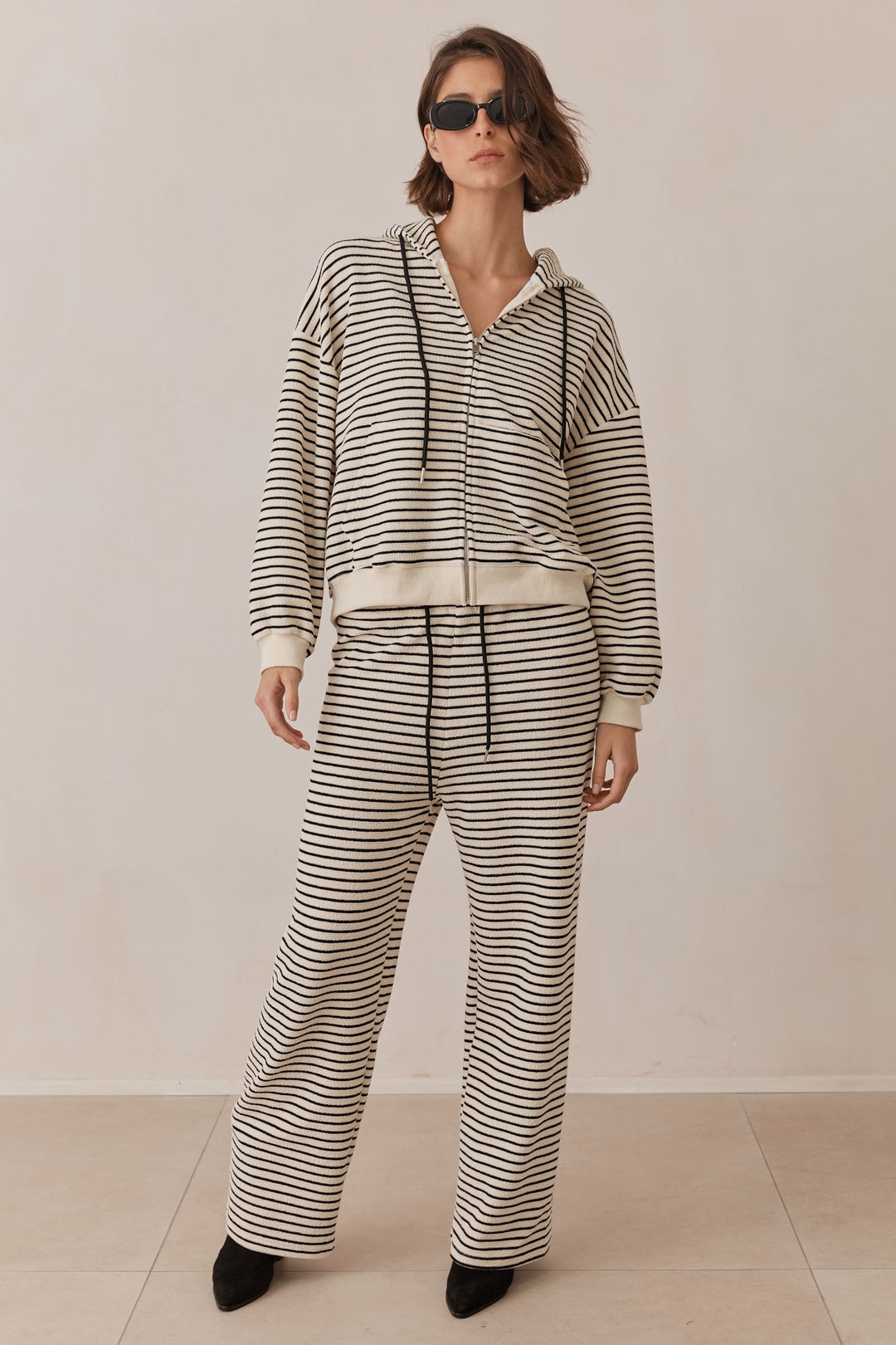 סוויטשירט קייט סטרייפס בשילוב קפוצ'ון | לבן/שחור