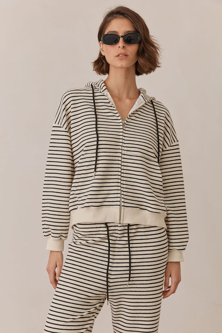 סוויטשירט קייט סטרייפס בשילוב קפוצ'ון | לבן/שחור