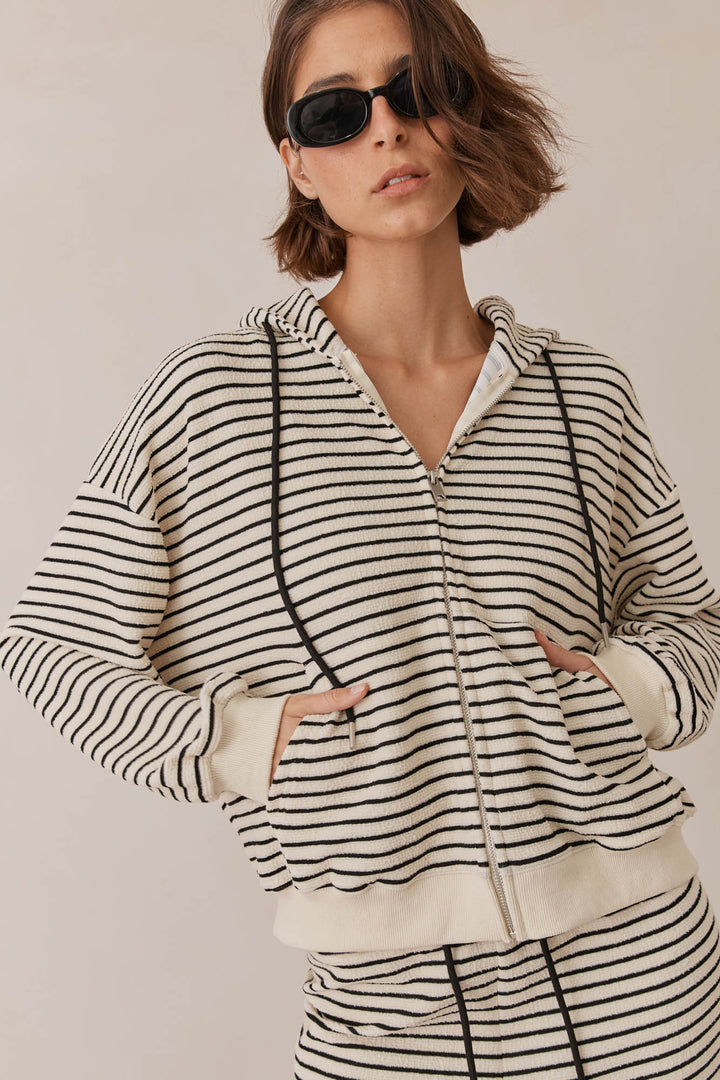 סוויטשירט קייט סטרייפס בשילוב קפוצ'ון | לבן/שחור