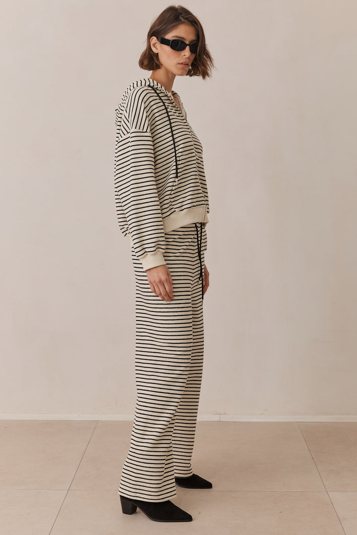 סוויטשירט קייט סטרייפס בשילוב קפוצ'ון | לבן/שחור