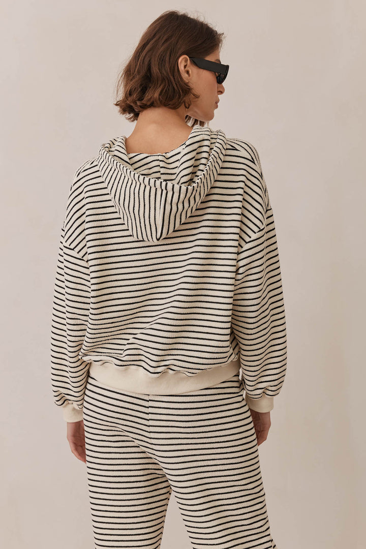 סוויטשירט קייט סטרייפס בשילוב קפוצ'ון | לבן/שחור