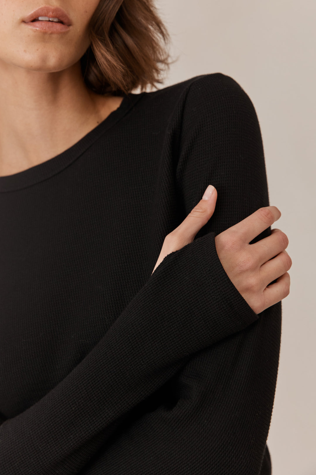 טי שירט לני וופל שרוולי כפפה | שחור