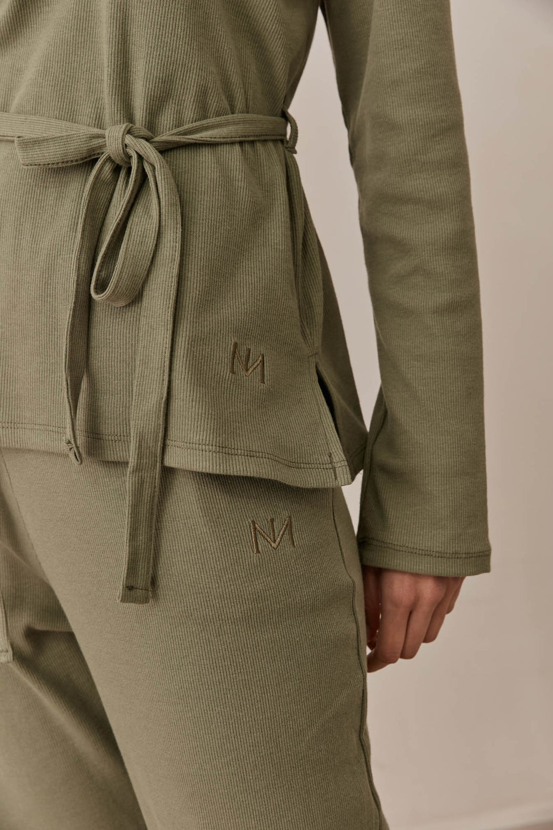 חולצת מארני בד ריב בשילוב קשירה ורקמת לוגו | ירוק זית