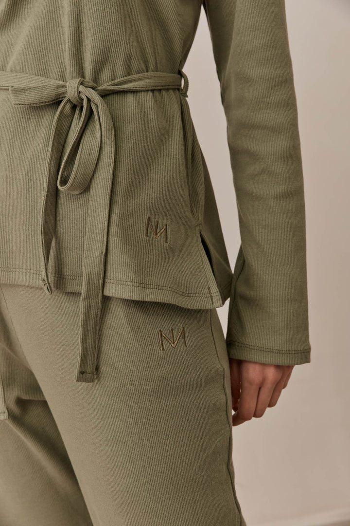 חולצת מארני בד ריב בשילוב קשירה ורקמת לוגו | ירוק זית