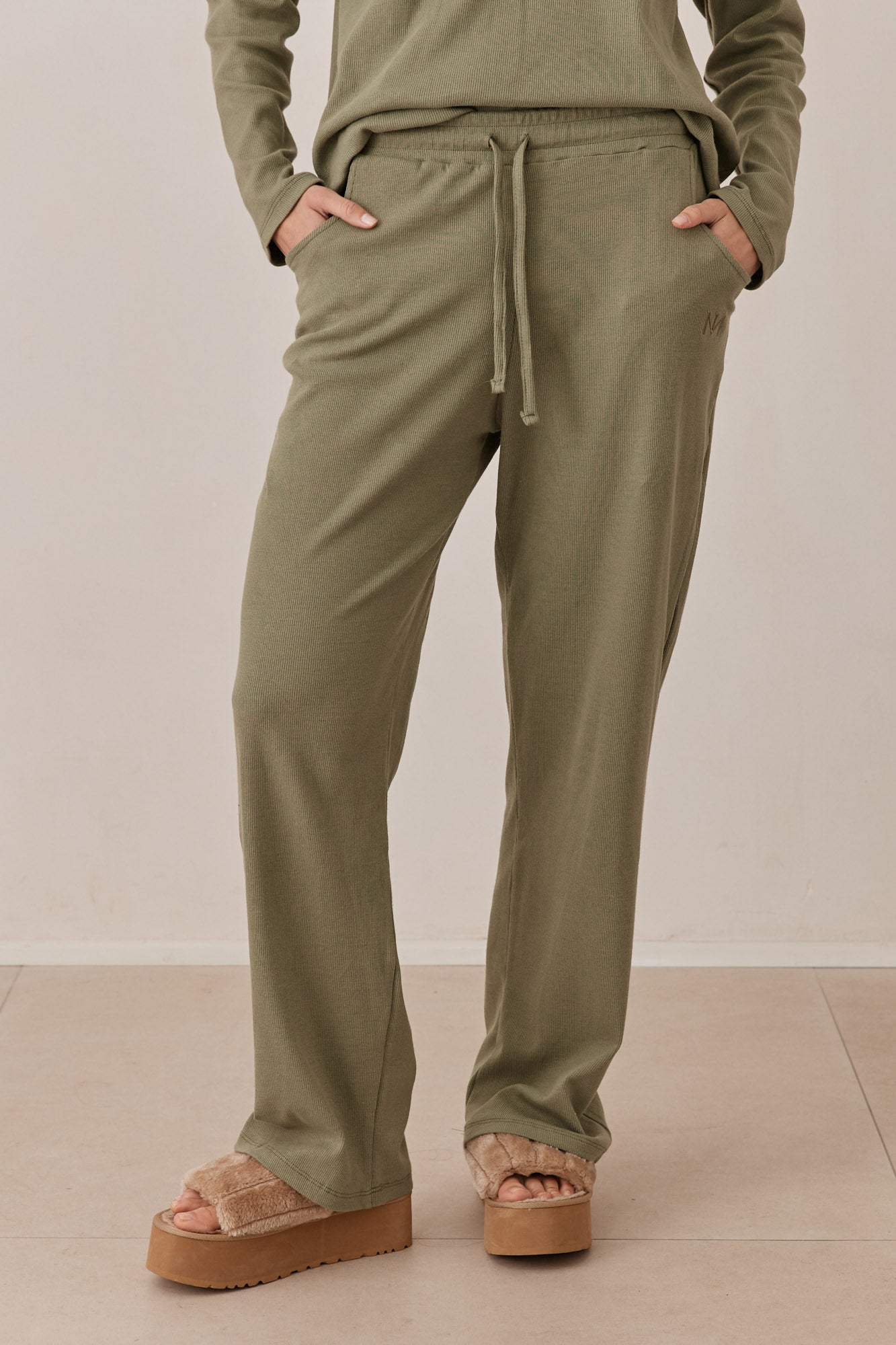 מכנסי מארני בד ריב בשילוב רקמת לוגו | ירוק זית