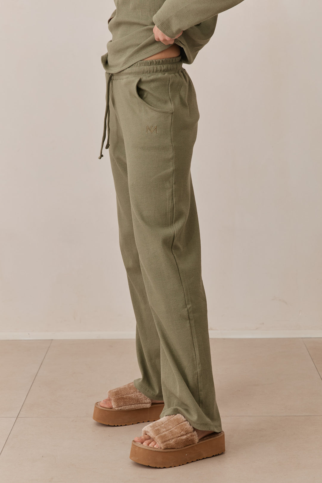 מכנסי מארני בד ריב בשילוב רקמת לוגו | ירוק זית