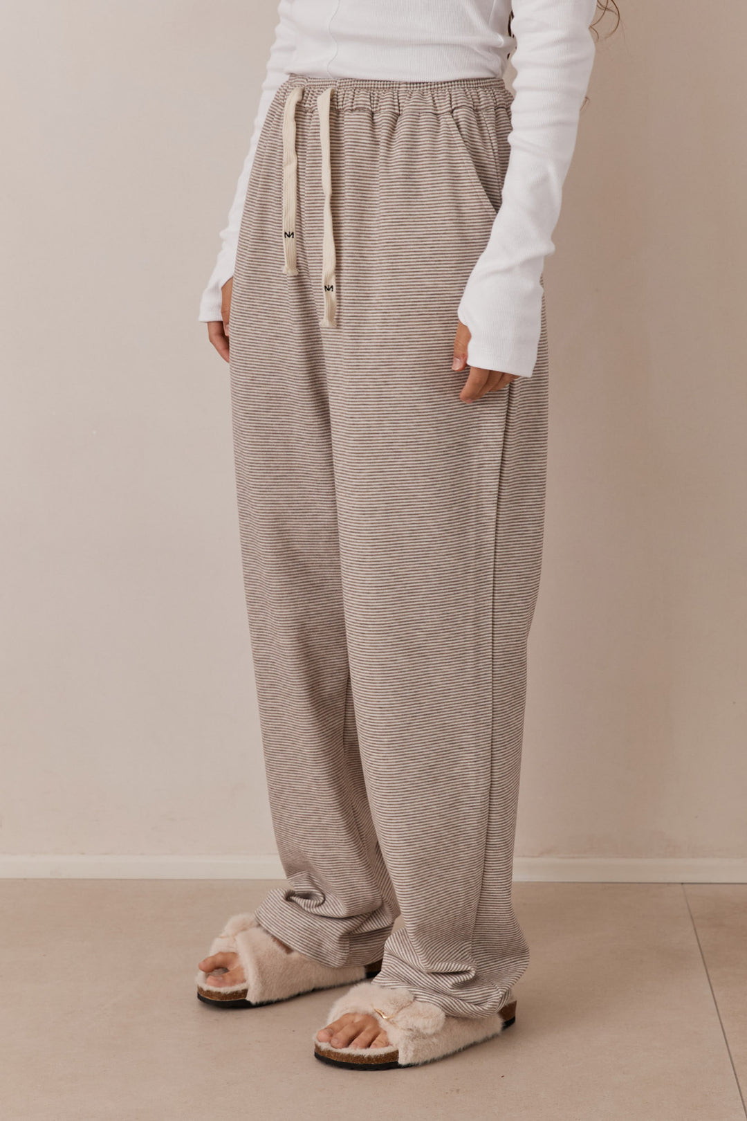 מכנסי סטרייפס אלן בשילוב שרוכי לוגו | חום/לבן