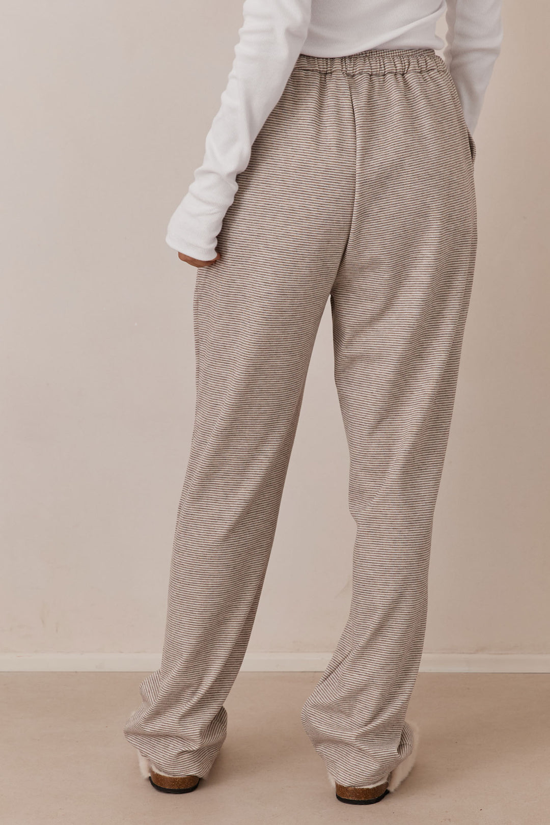 מכנסי סטרייפס אלן בשילוב שרוכי לוגו | חום/לבן