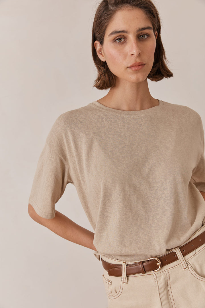 טי שירט אייברי גזרה אוברסייזית שקפקפה | בז'