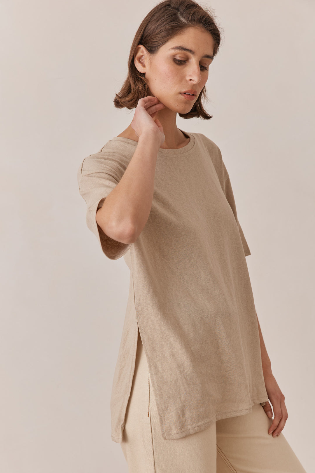 טי שירט אייברי גזרה אוברסייזית שקפקפה | בז'