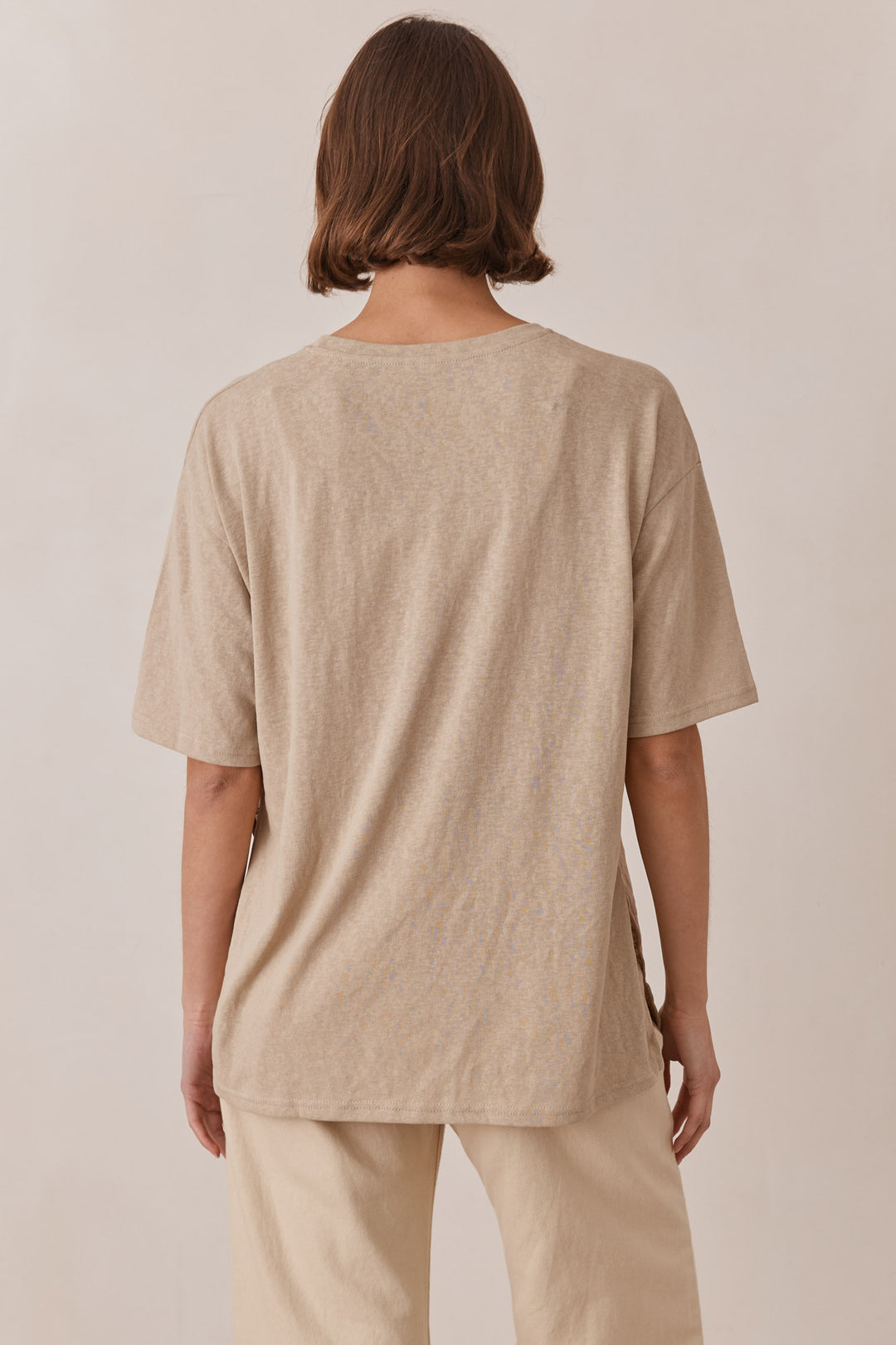 טי שירט אייברי גזרה אוברסייזית שקפקפה | בז'