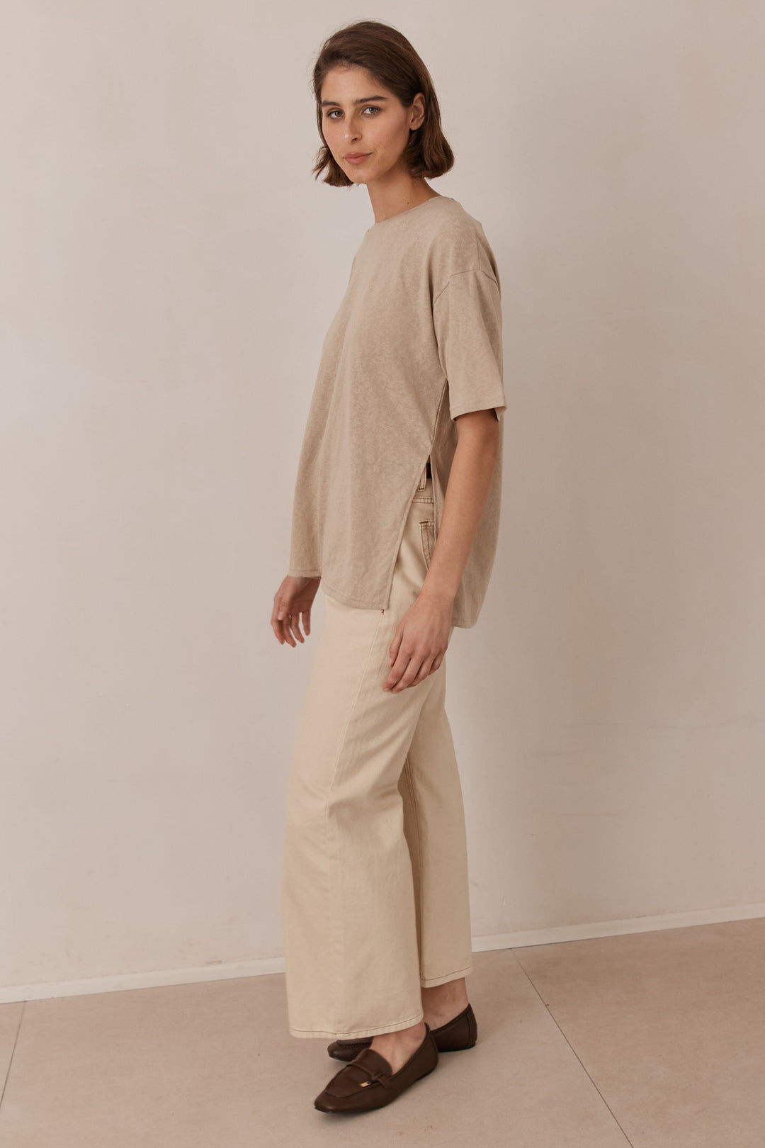 טי שירט אייברי גזרה אוברסייזית שקפקפה | בז'