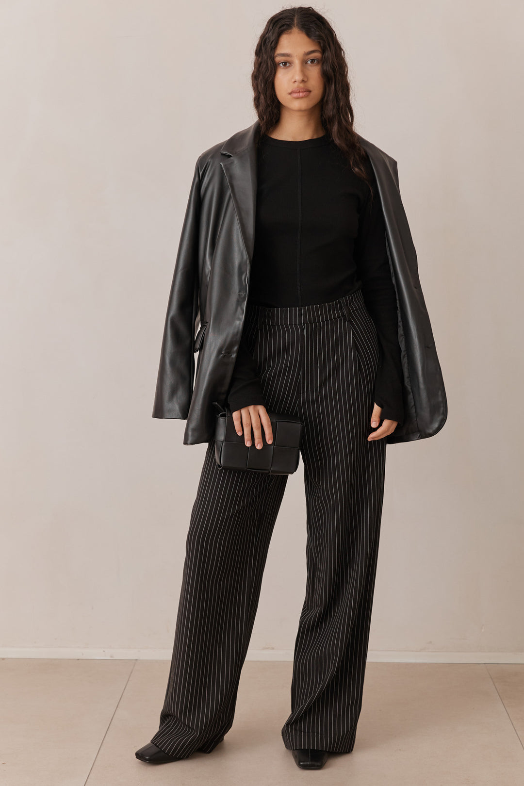 חולצת מיה בד ריב שרוולי כפפה ותפר קדמי | שחור