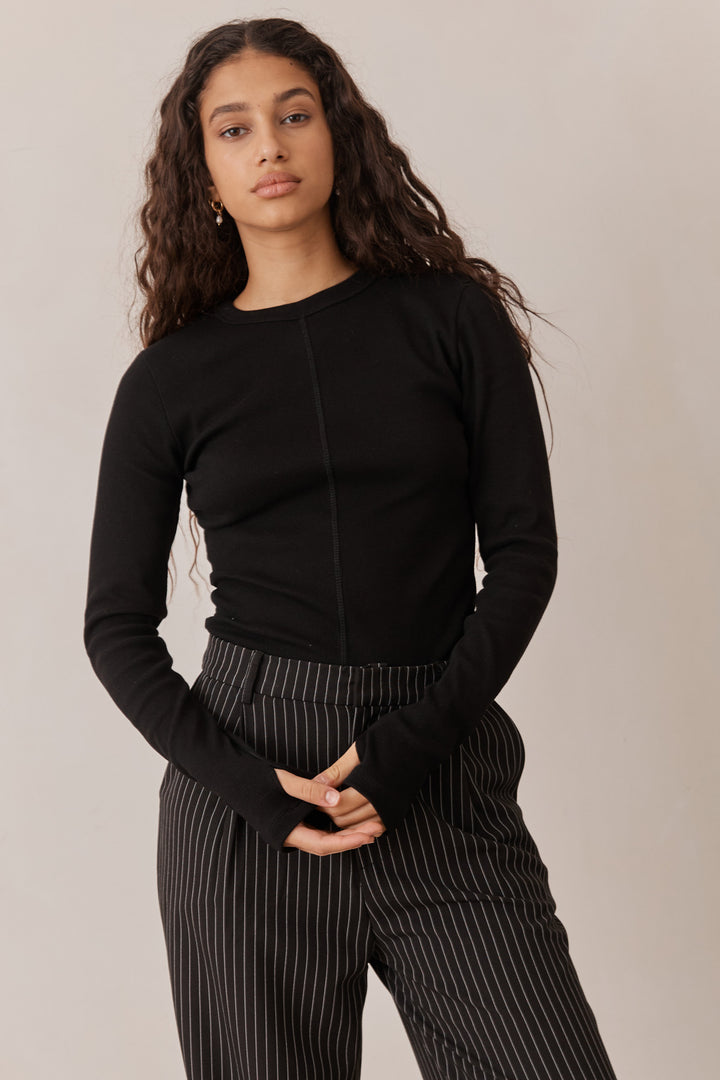 חולצת מיה בד ריב שרוולי כפפה ותפר קדמי | שחור