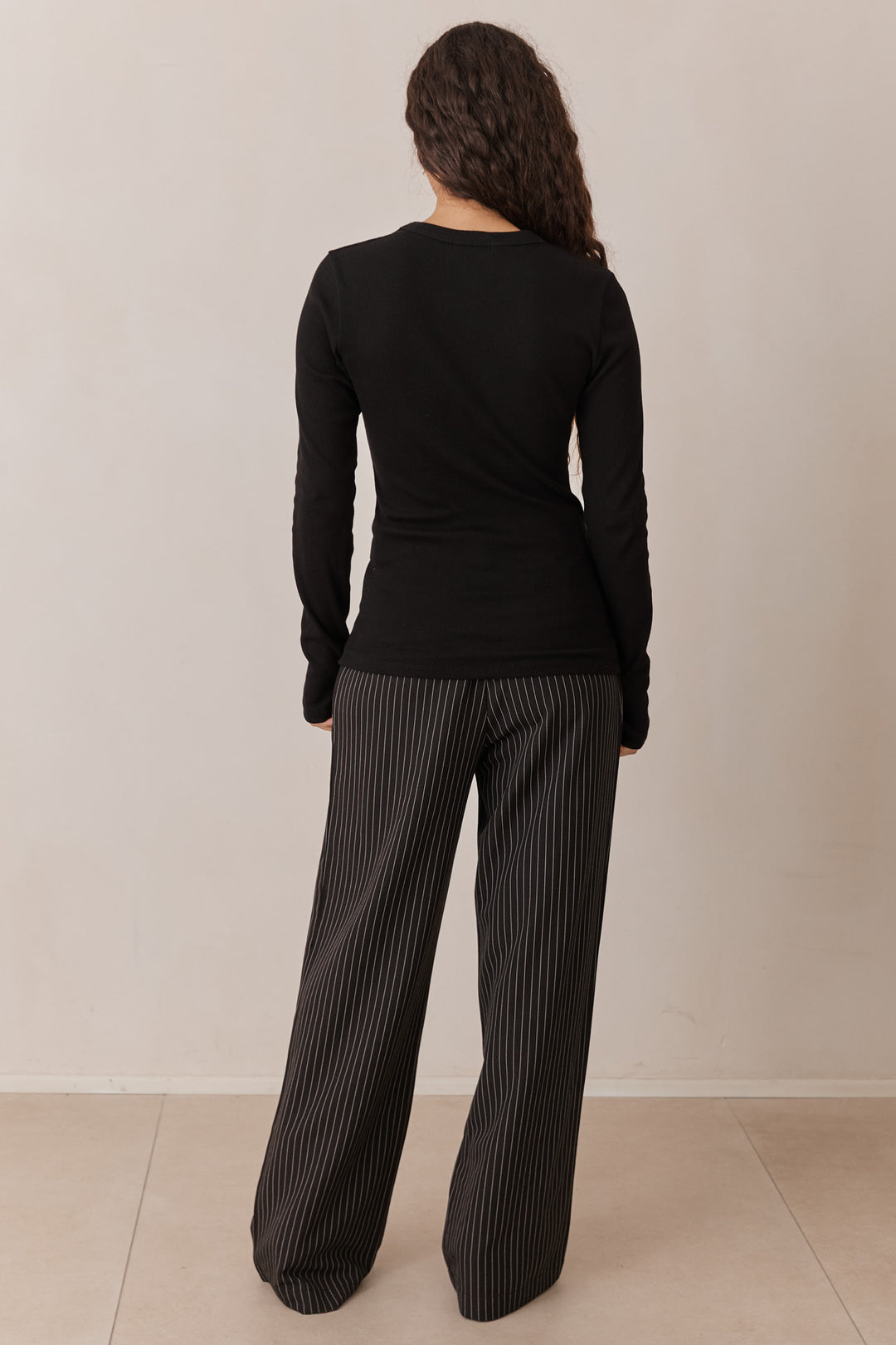 חולצת מיה בד ריב שרוולי כפפה ותפר קדמי | שחור