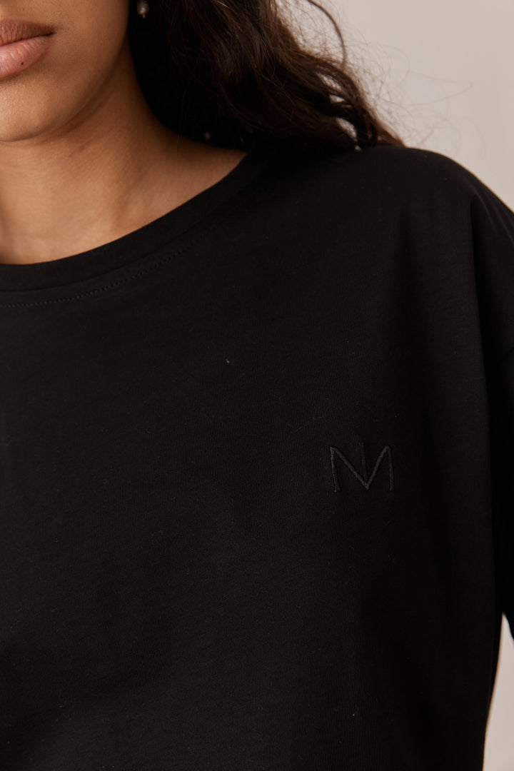 טי שירט ניקי בשילוב רקמת לוגו | שחור