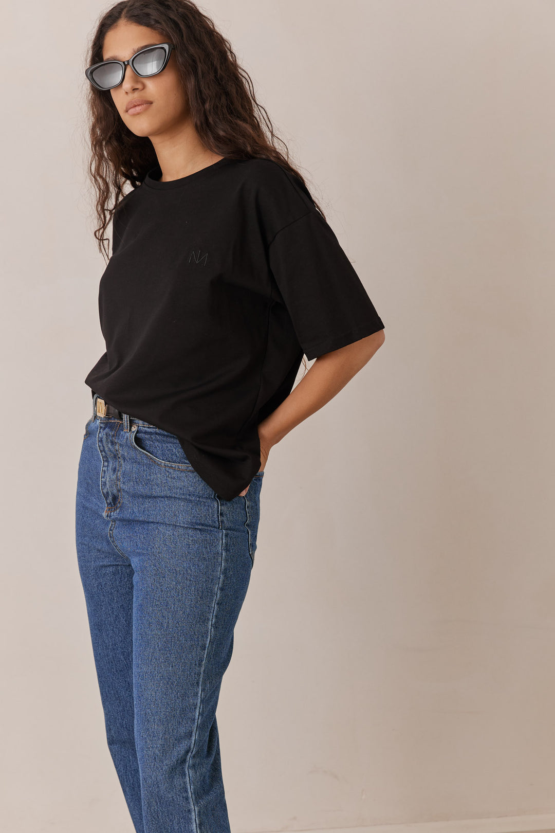 טי שירט ניקי בשילוב רקמת לוגו | שחור