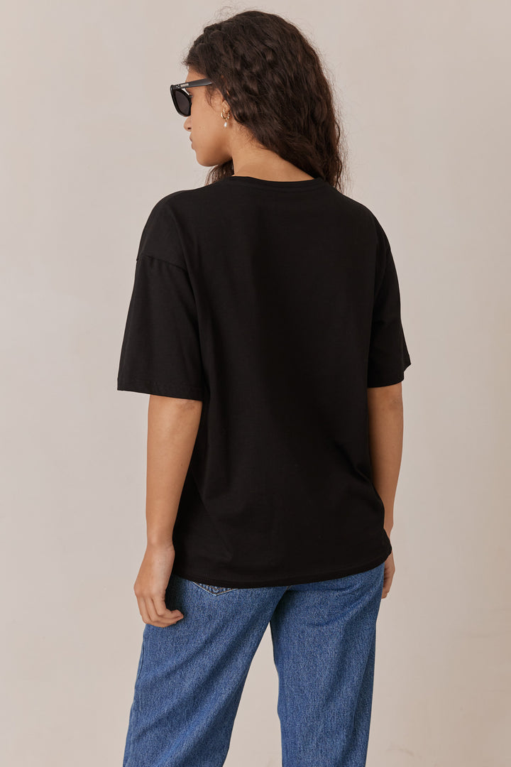 טי שירט ניקי בשילוב רקמת לוגו | שחור