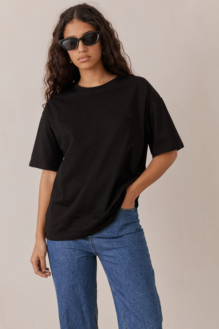 טי שירט ניקי בשילוב רקמת לוגו | שחור