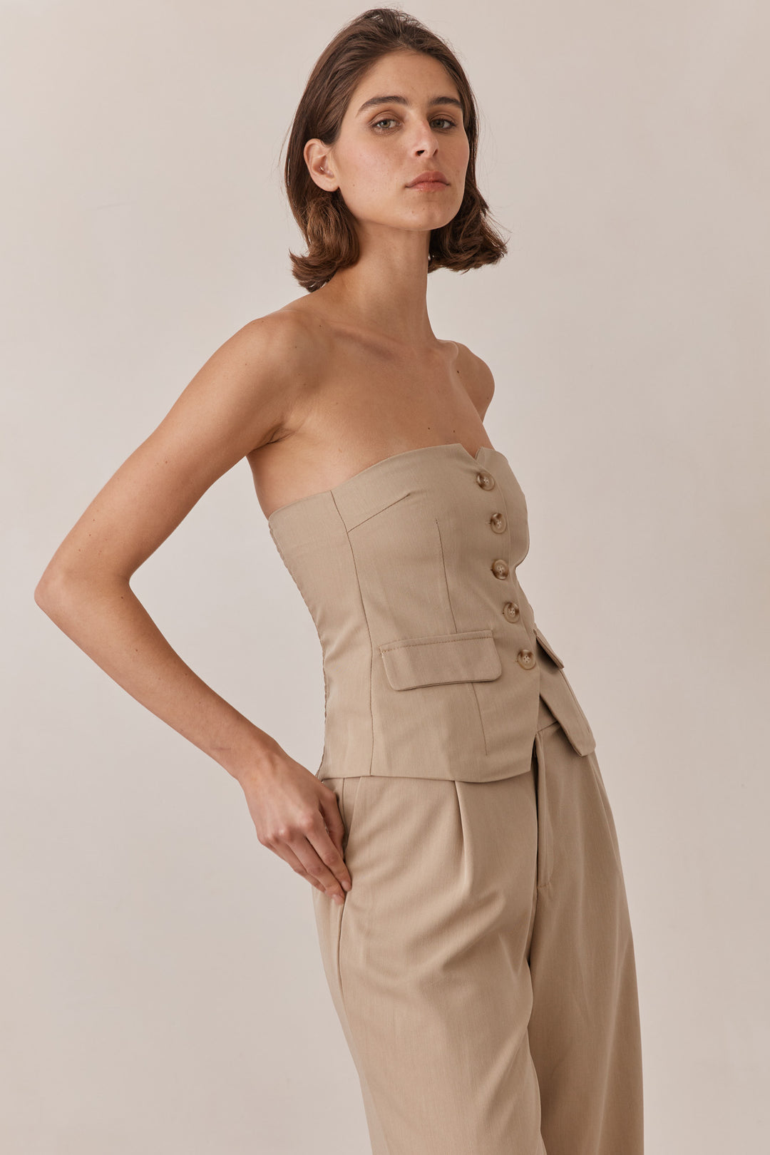 סטרפלס אליס מחויט בשילוב כפתורים | בז'