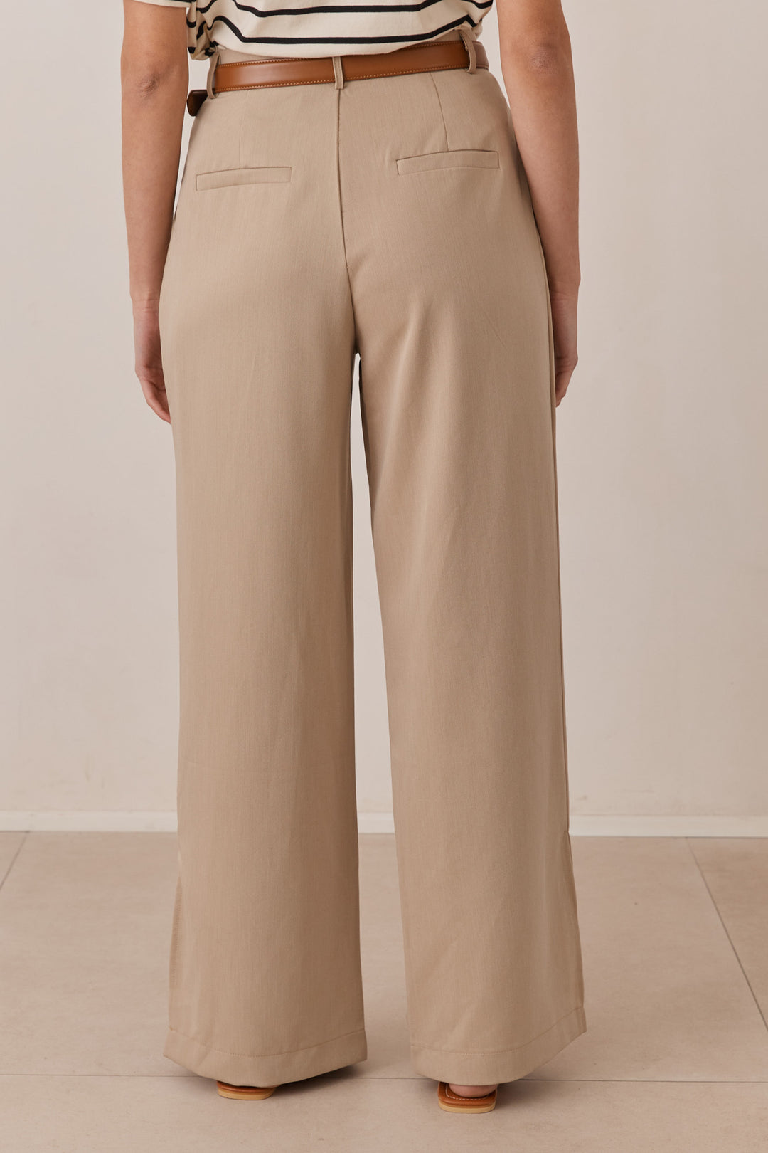 מכנסי אליס מחויטים | בז'