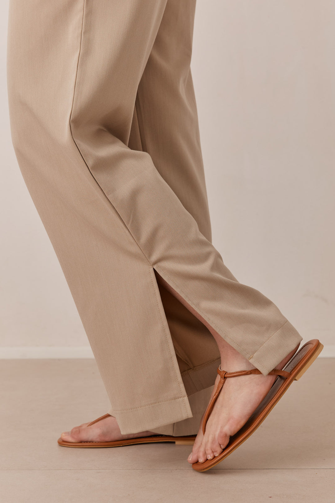 מכנסי אליס מחויטים | בז'