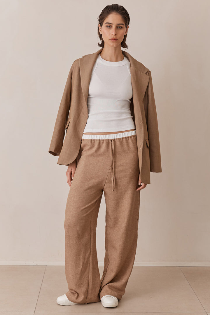 מכנסי בוסטון בגזרה ישרה בשילוב חגורת גומי | חום