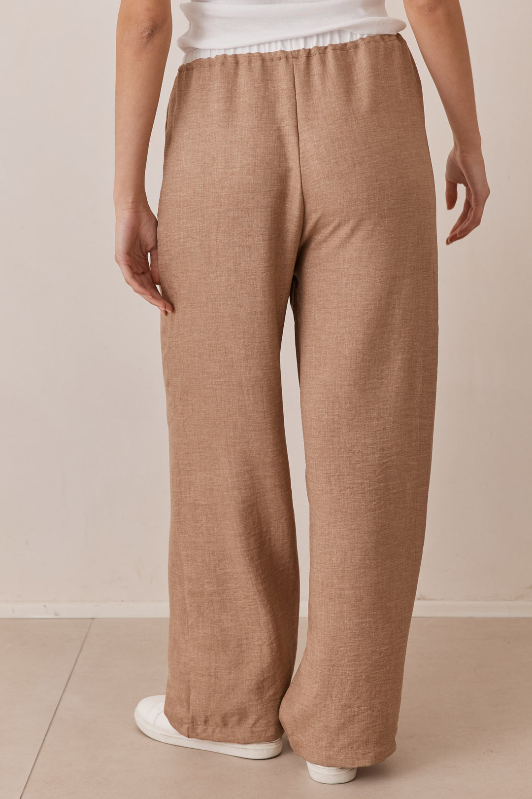 מכנסי בוסטון בגזרה ישרה בשילוב חגורת גומי | חום