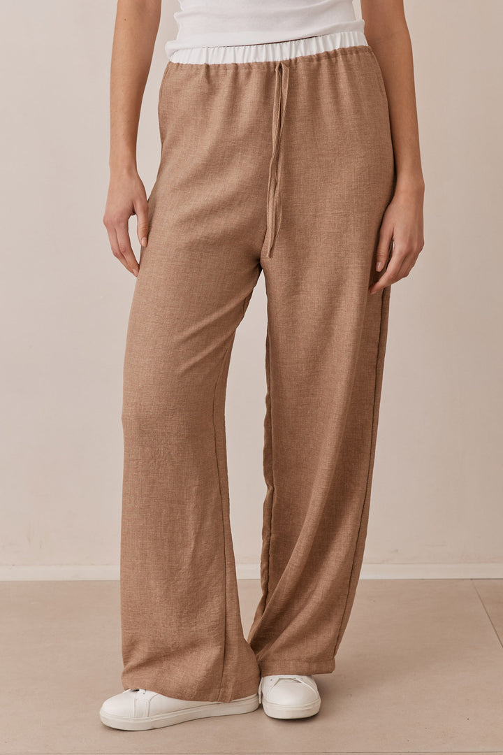 מכנסי בוסטון בגזרה ישרה בשילוב חגורת גומי | חום