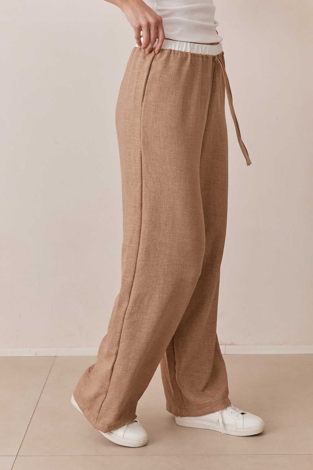 מכנסי בוסטון בגזרה ישרה בשילוב חגורת גומי | חום