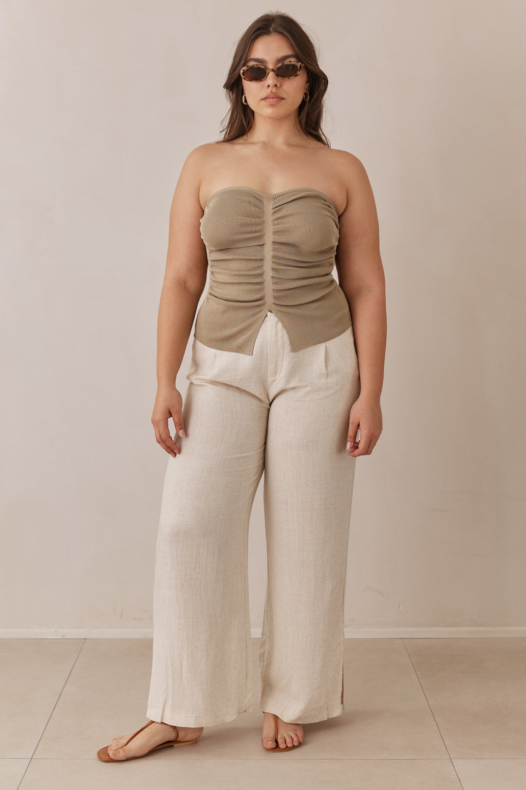 טופ סטרפלס רייצ'ל בשילוב כיווצים ושסע | ירוק זית