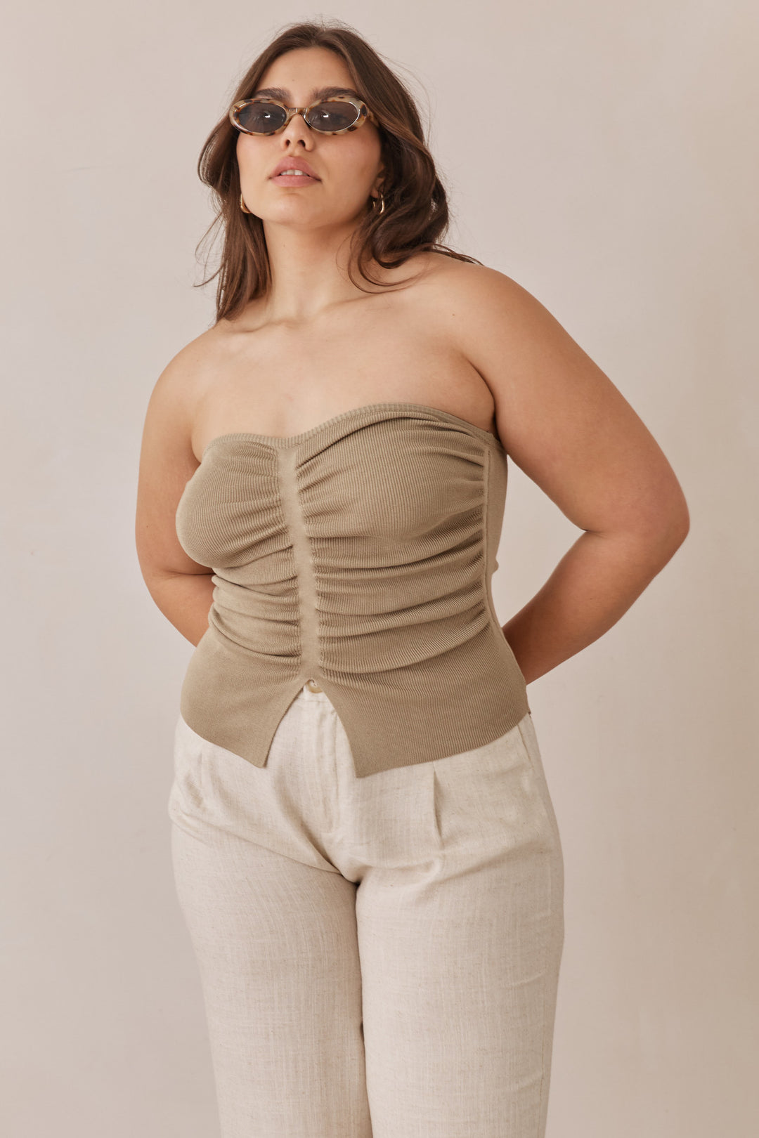 טופ סטרפלס רייצ'ל בשילוב כיווצים ושסע | ירוק זית