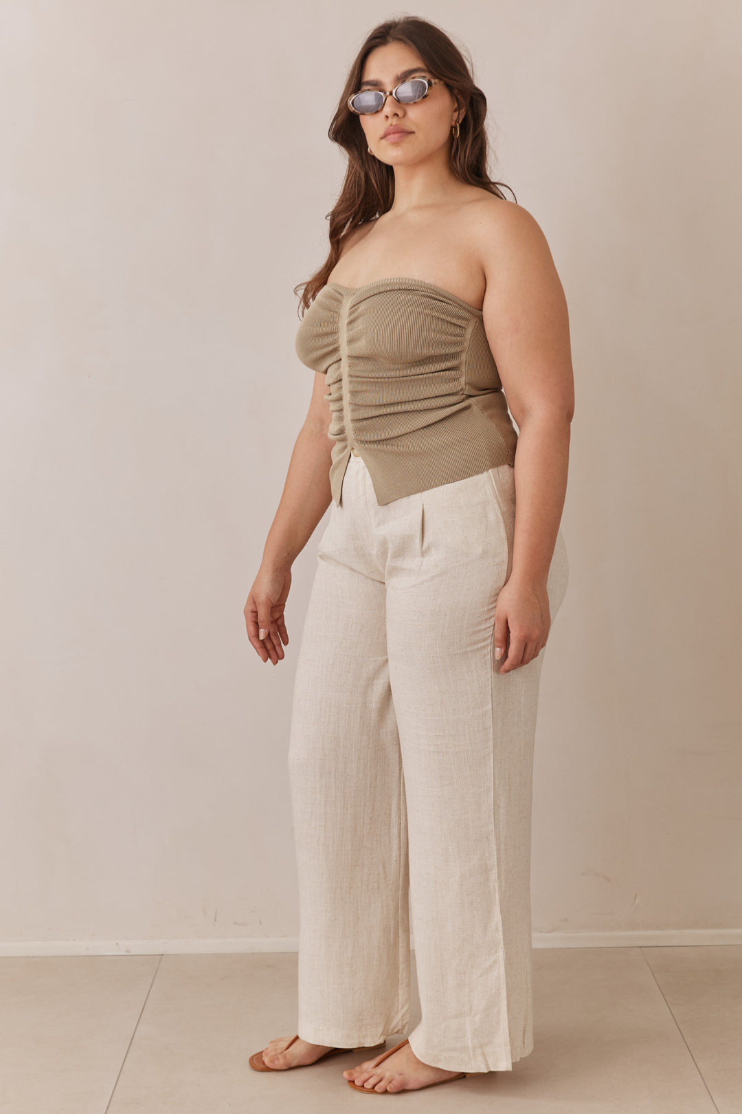 טופ סטרפלס רייצ'ל בשילוב כיווצים ושסע | ירוק זית