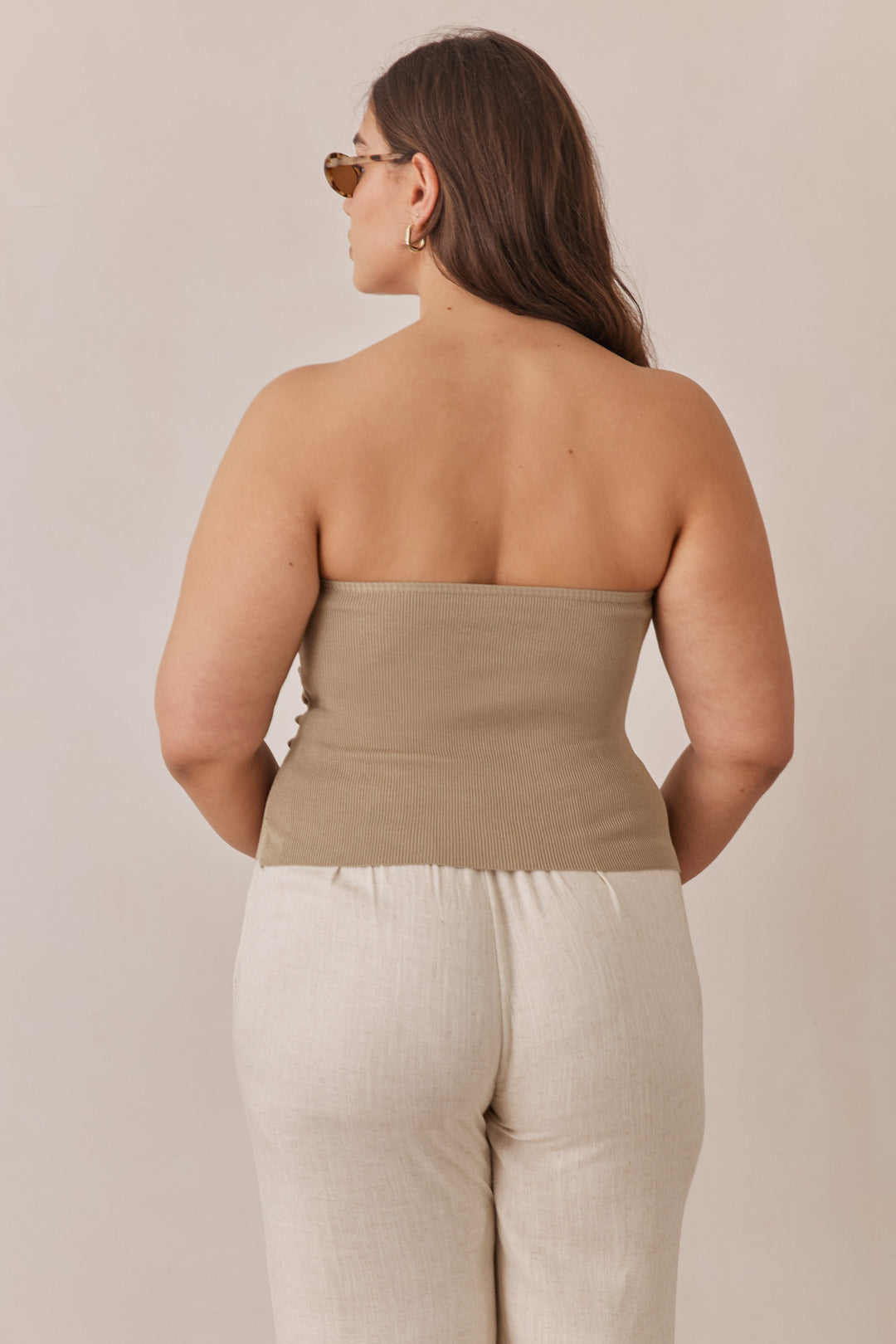 טופ סטרפלס רייצ'ל בשילוב כיווצים ושסע | ירוק זית