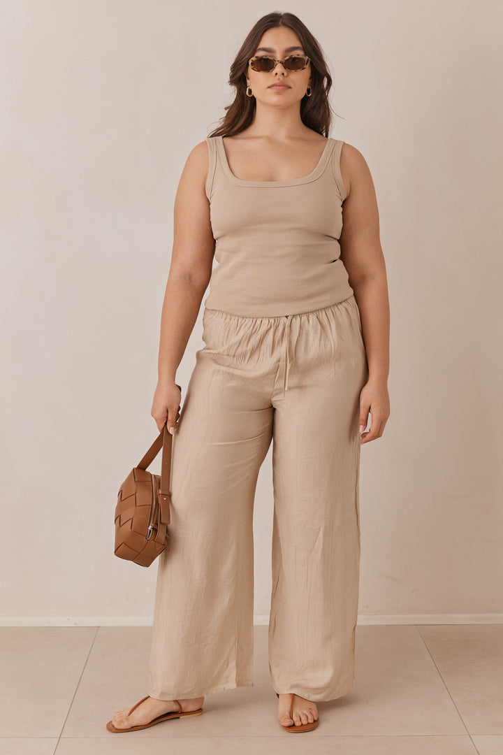 מכנסי ריס טקסטורת פסים בשילוב גומי וקשירה | בז'