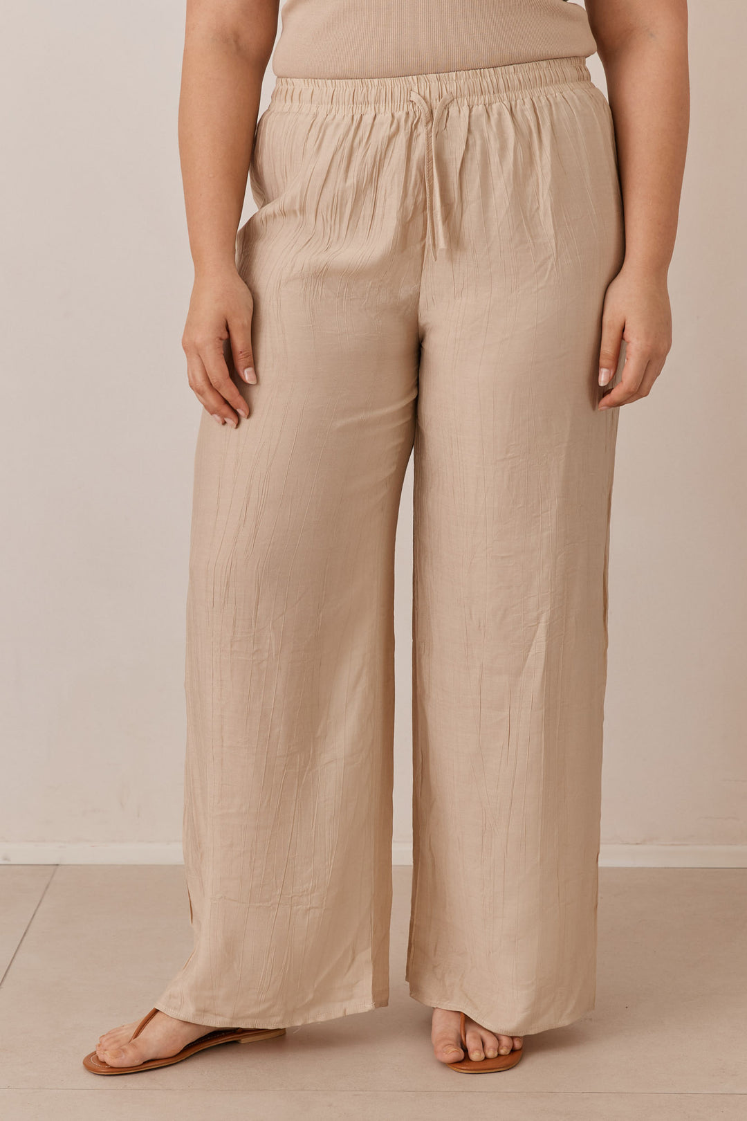 מכנסי ריס טקסטורת פסים בשילוב גומי וקשירה | בז'