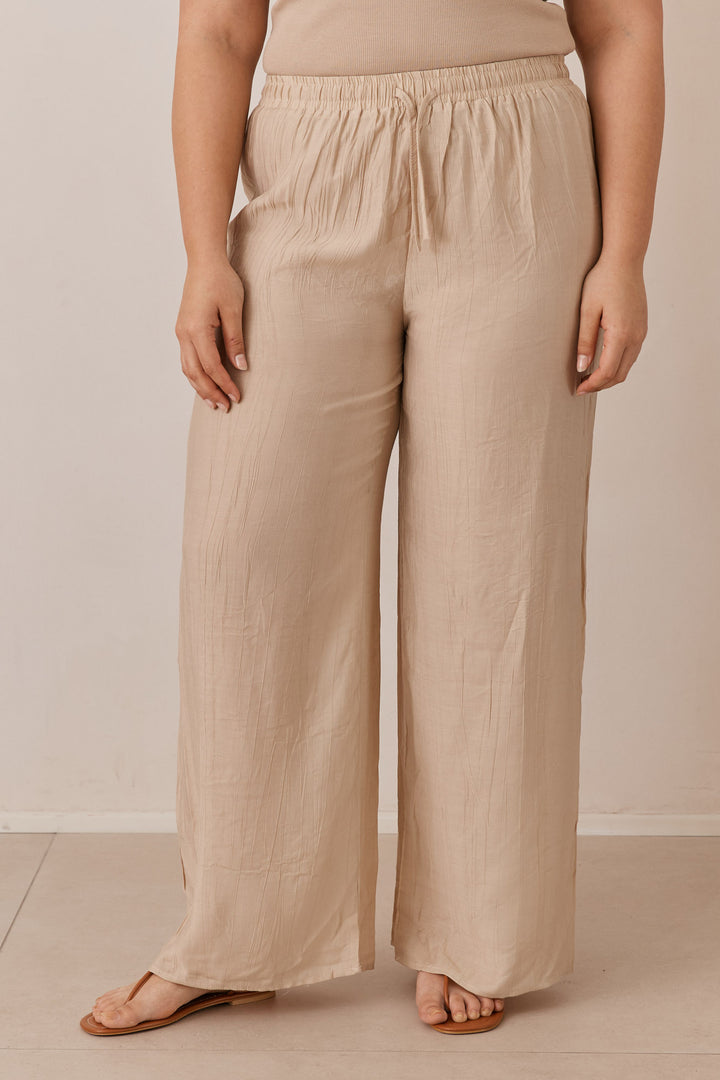 מכנסי ריס טקסטורת פסים בשילוב גומי וקשירה | בז'