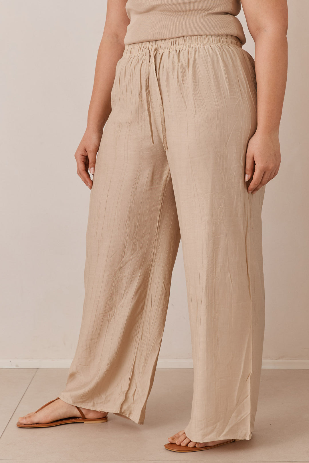 מכנסי ריס טקסטורת פסים בשילוב גומי וקשירה | בז'