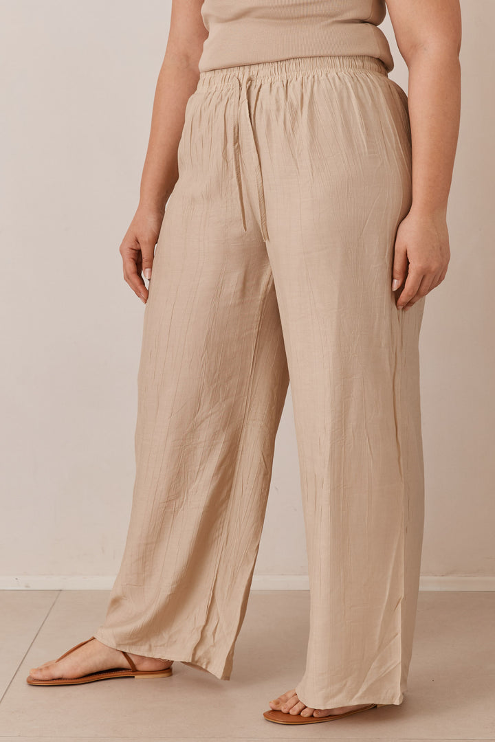 מכנסי ריס טקסטורת פסים בשילוב גומי וקשירה | בז'
