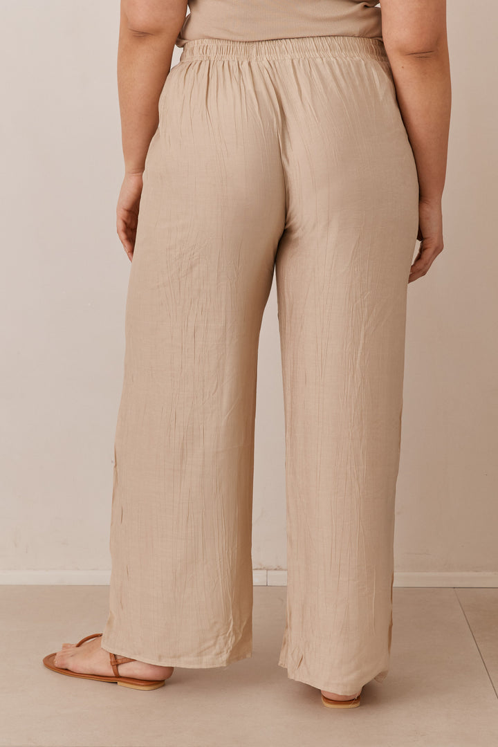 מכנסי ריס טקסטורת פסים בשילוב גומי וקשירה | בז'