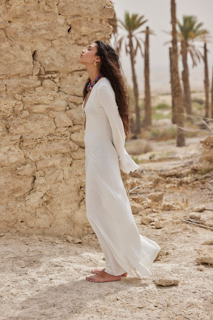 שמלת חוף לובי שקפקפה מחשוף קדמי בשילוב אלמנט מוזהב | לבן