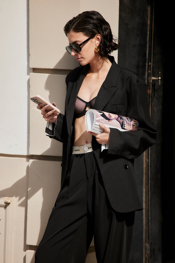 חזיית רשת נסיס בשילוב ברזלים | שחור