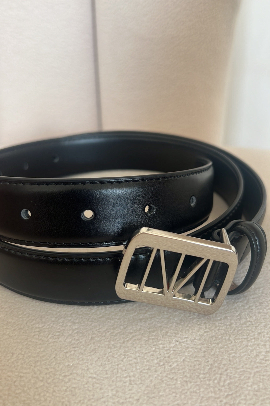 חגורת לוגו MN | שחור/כסף