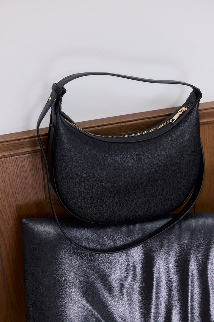 תיק מעוגל גרייס דמוי עור | שחור