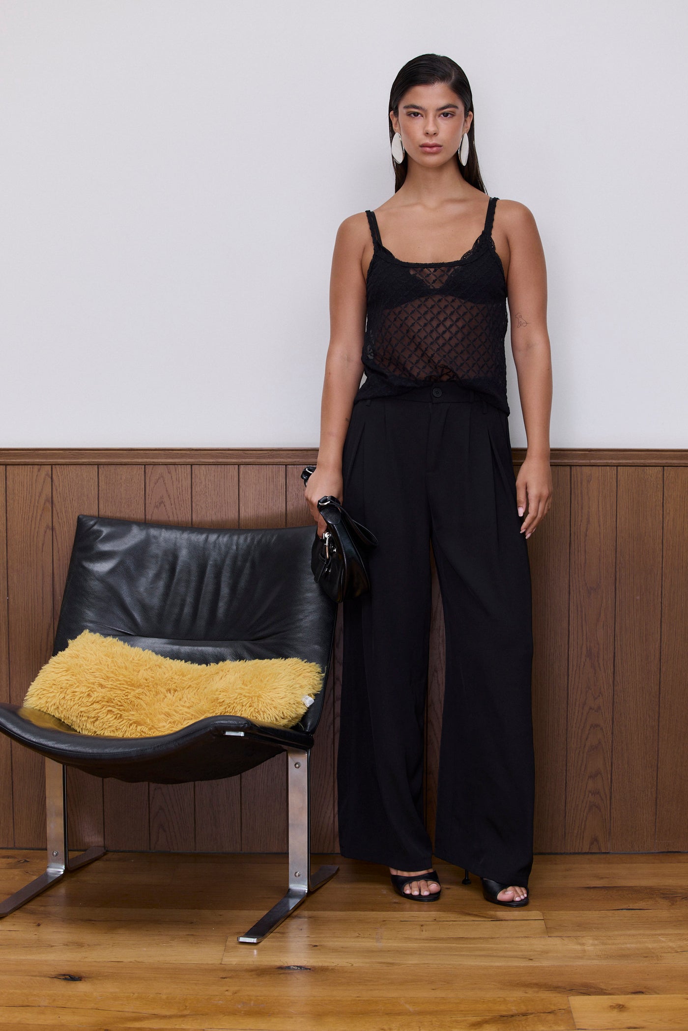 גופיית פסיה שקפקפה עם עיטורי רקמה | שחור