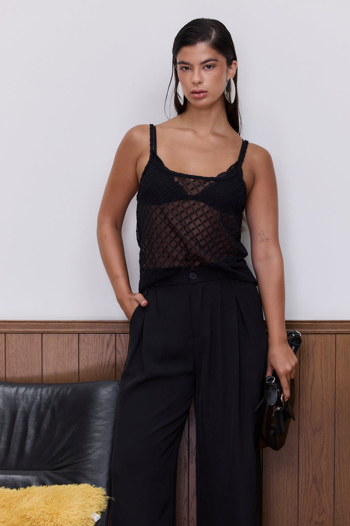 גופיית פסיה שקפקפה עם עיטורי רקמה | שחור