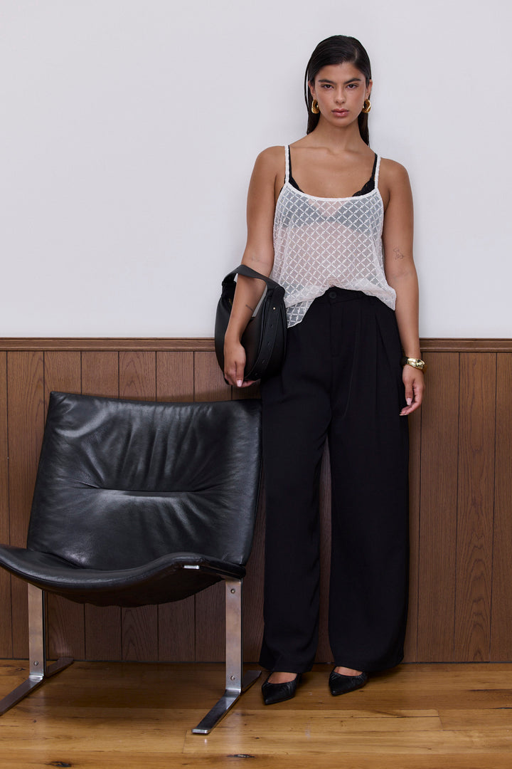 גופיית פסיה שקפקפה עם עיטורי רקמה | קרם