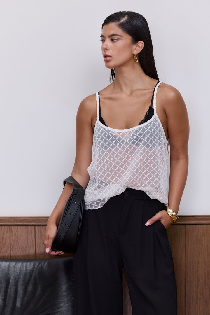 גופיית פסיה שקפקפה עם עיטורי רקמה | קרם