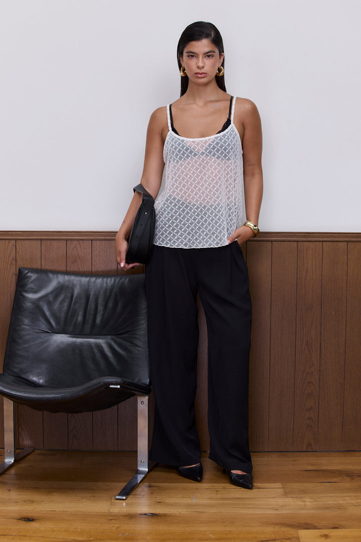 גופיית פסיה שקפקפה עם עיטורי רקמה | קרם